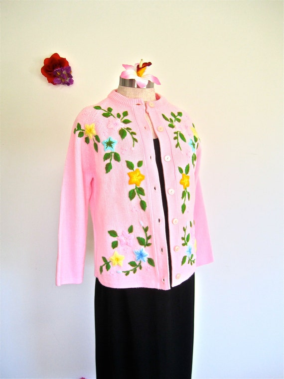 M-L 60s Pink Sweater Embroidered Flowers Yellow by LikewiseVintage