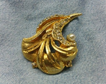Vintage Golden Brooch with Pearl & Rhinestones (1960's) #VJ-0056