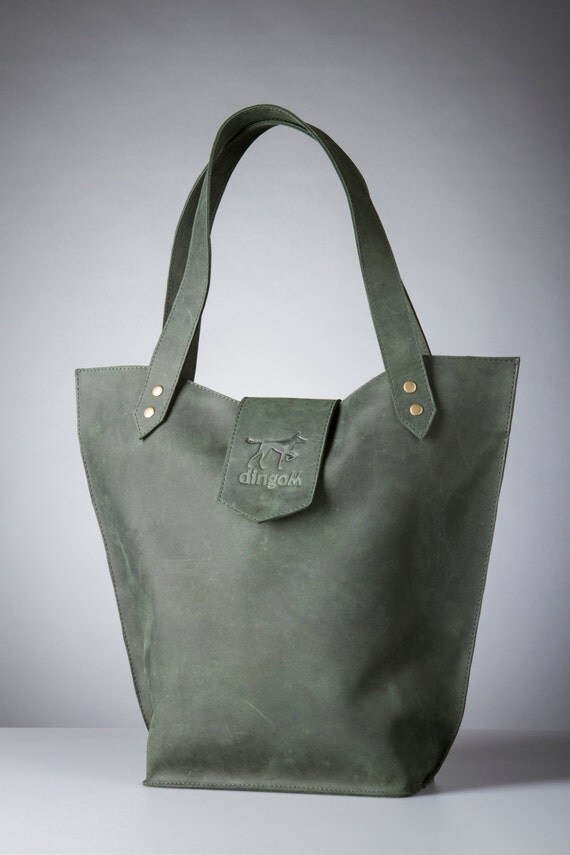 Leather tote bag with outside pocket from mat leather