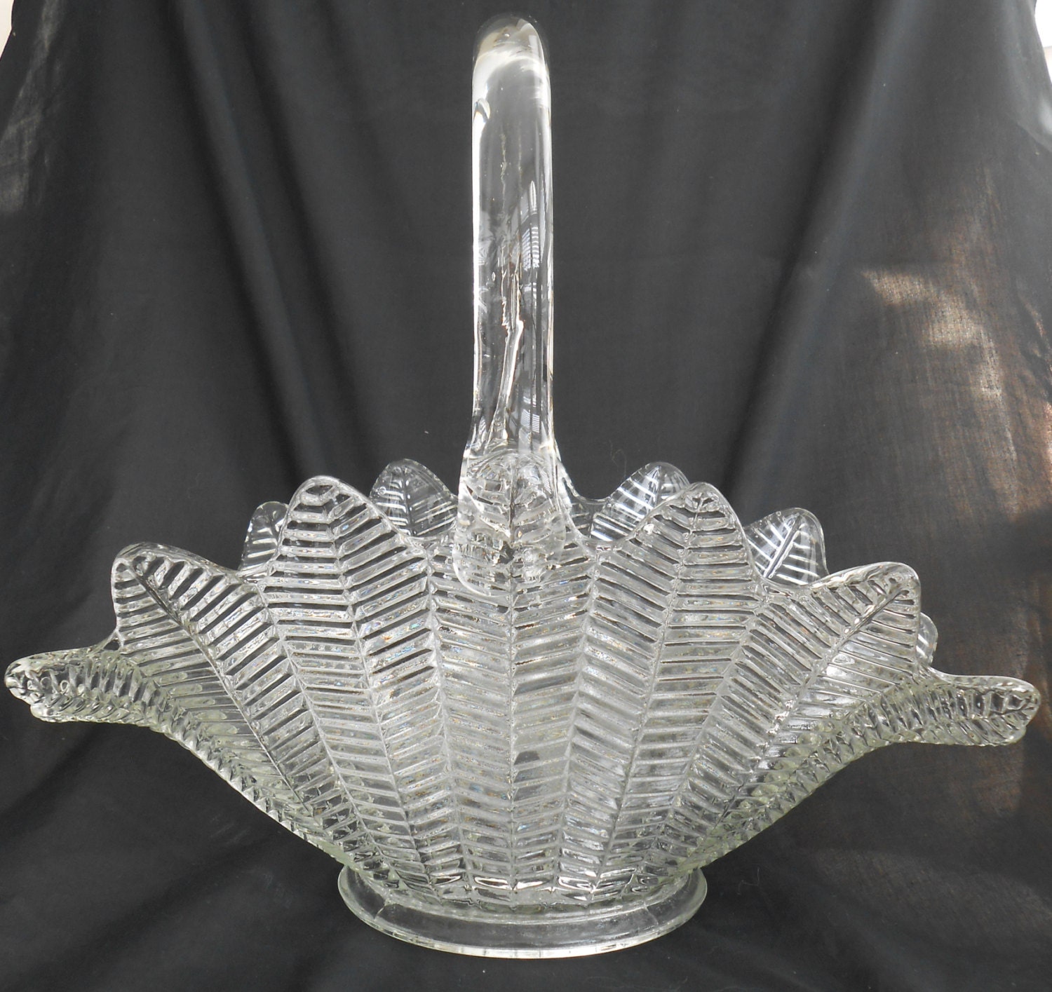 Feather glass basket 1940 to 1950 period by L E Smith can be