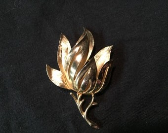 Vintage Crown Trifari gold tone flower brooch