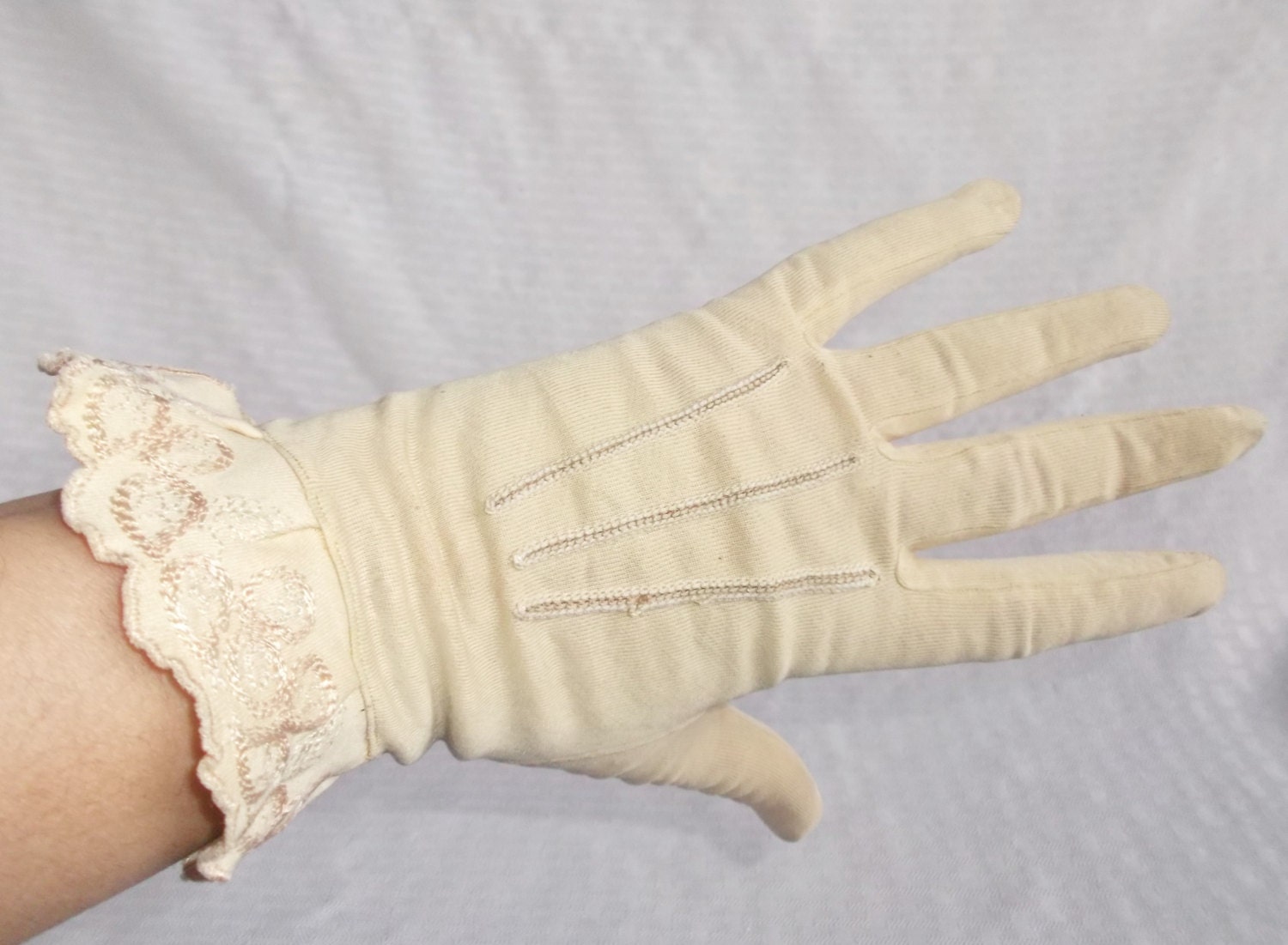 30s 40s Vintage Cotton Gloves with Pink Embroidery