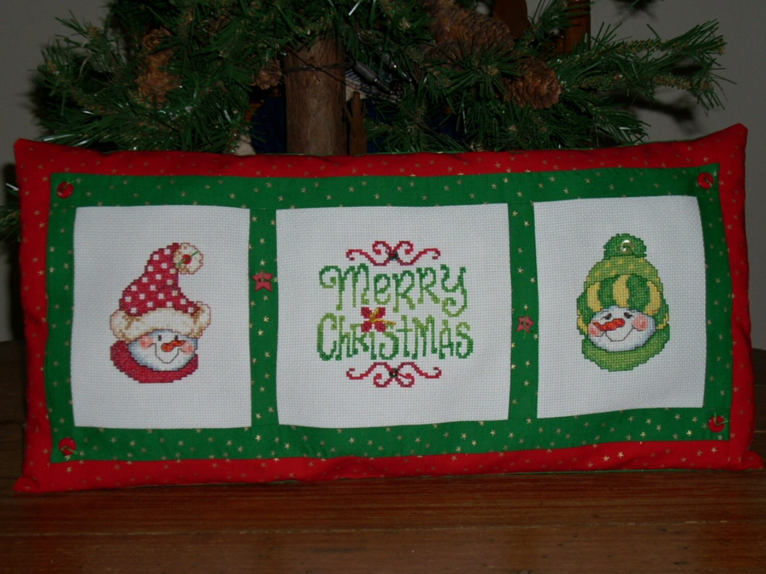 CHRISTMAS PILLOW---Snowmen Wishing Merry Christmas in Counted Cross Stitch