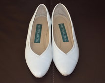 ... White Leather Ladies' Vintage Slip On Shoes, Flat Shoes, Narrow