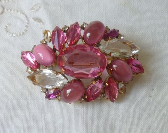 Lovely vintage pink and clear rhinestone brooch