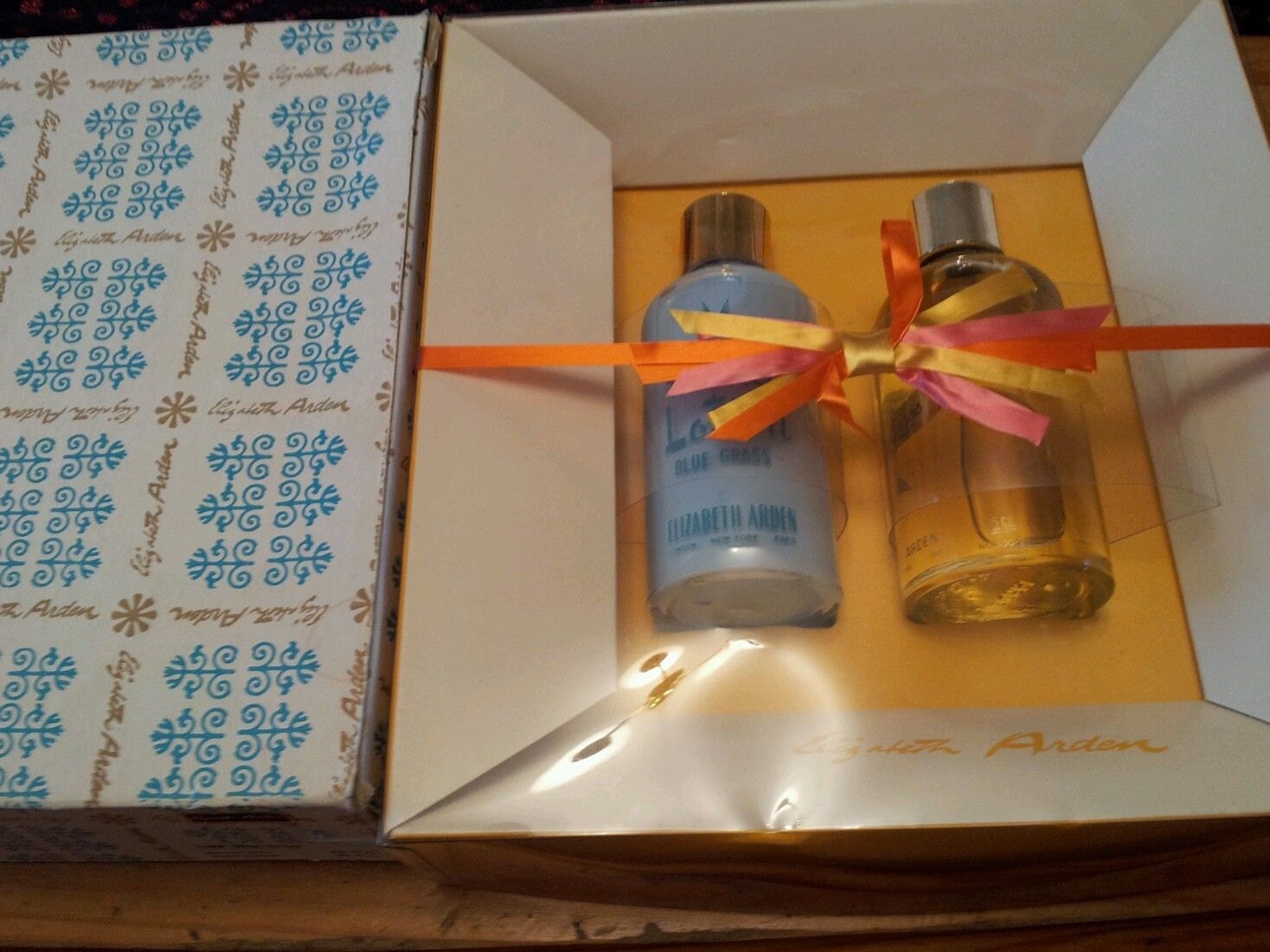 Vintage Elizabeth Arden Blue Grass Perfume Set..