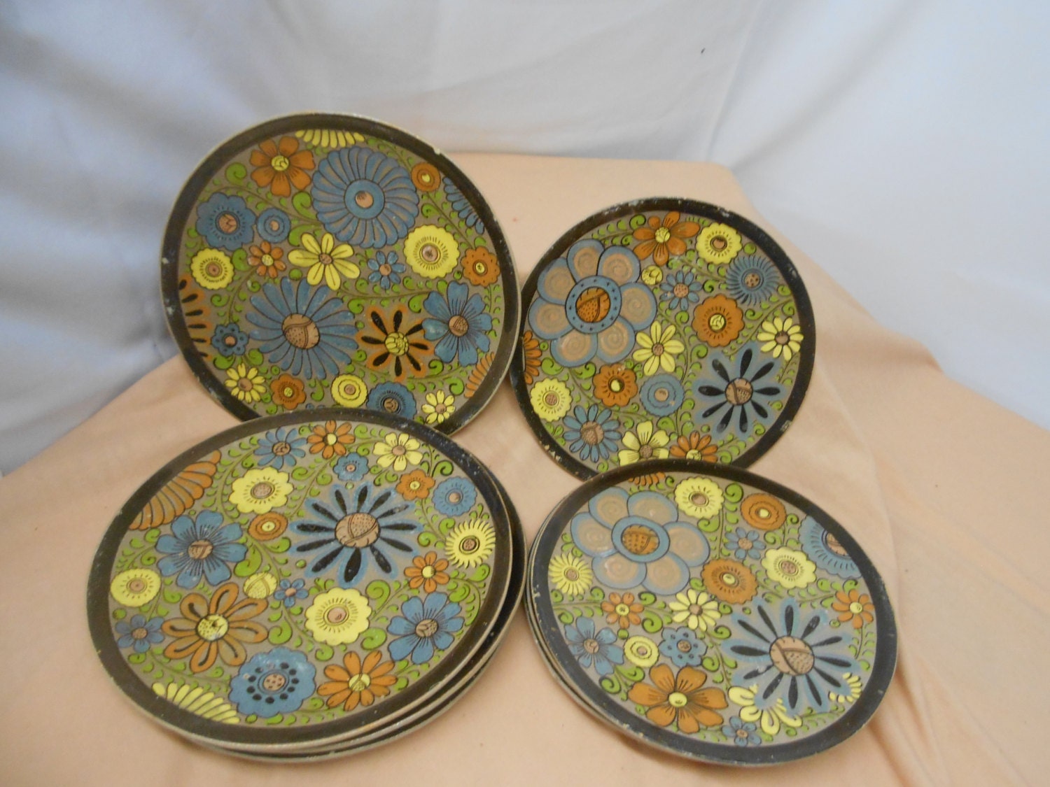 Great Vintage Mexican Pottery Plates 2 sizes Set of 8 total