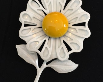 60's Large White Daisy Brooch VGO995-B