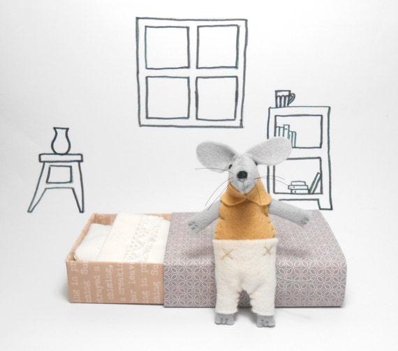Small felt mouse and bed matchbox doll felted by atelierpompadour