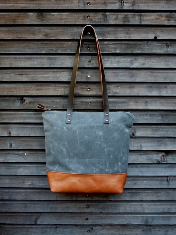 Tote bag in waxed canvas with leather handles and zipper