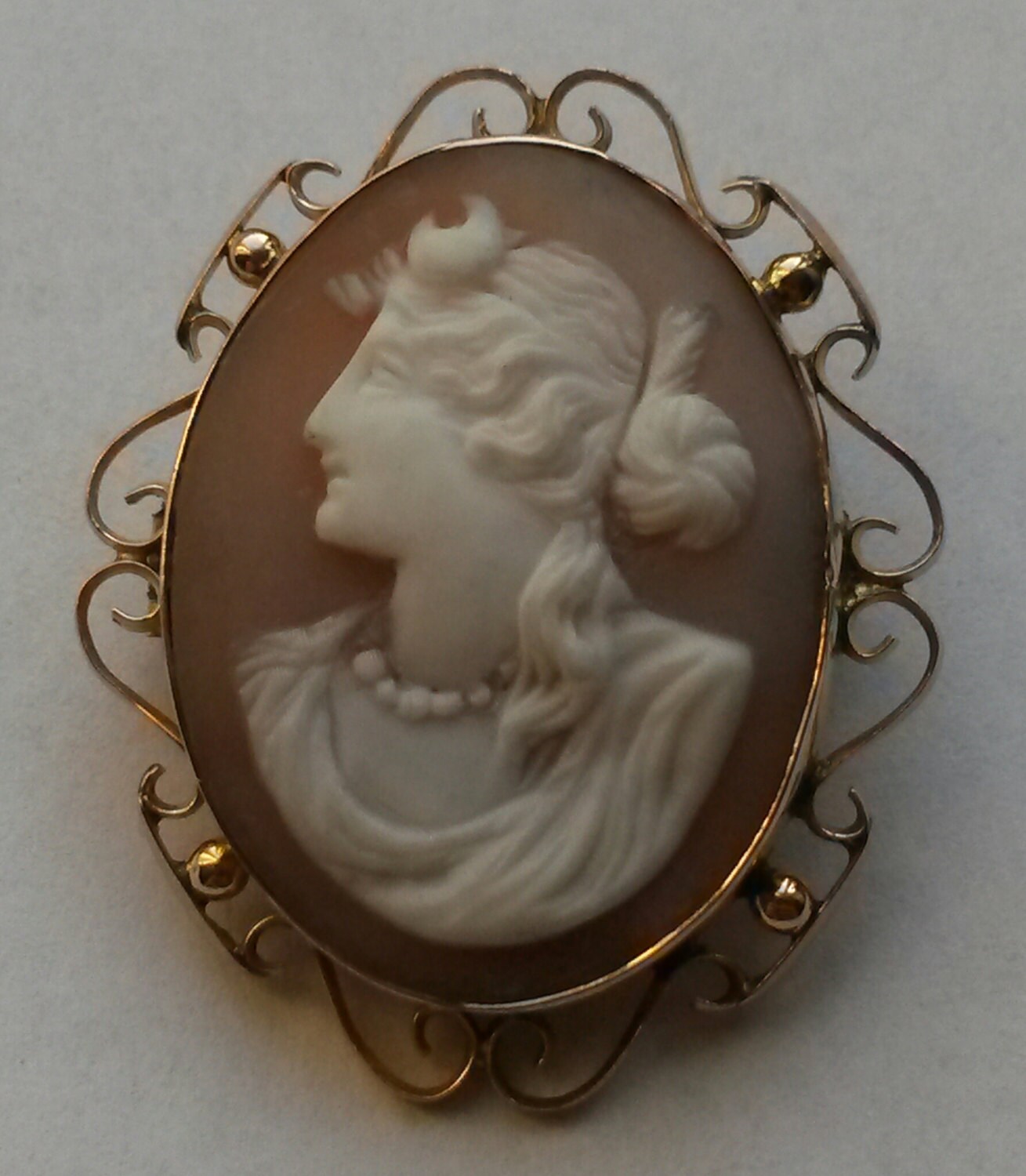 Vintage 9 carat gold ornate cameo brooch