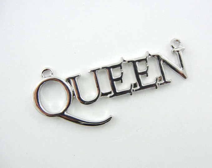 Double Link Silver-tone Queen Word Pendant