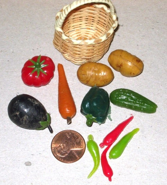 MiNIATURE BASKET WITH PLASTiC VEGETABLES Dollhouses