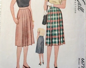 Vintage 40's Woman's Skirt sewing pattern. McCall. Waist Size 26. No. 6672.
