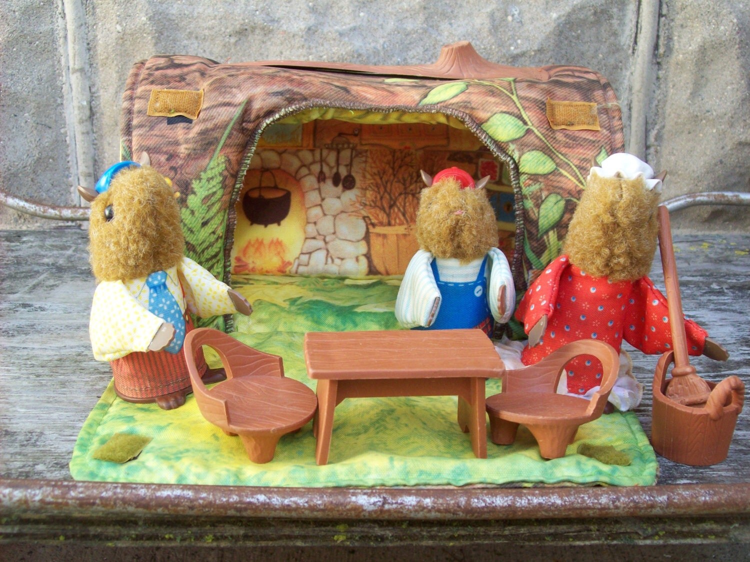 1979 Fisher Price Woodsy Squirrel Log Home With Accessories