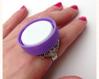 Upcycled White and Purple Bottle Tops Cocktail Ring, Eco Fashion, Plastic Jewellery, Original Jewellery, Statement Jewellery, bold jewellery