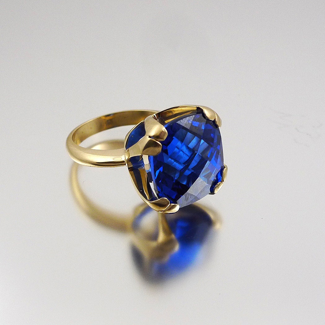 Gold ring with large Sapphire