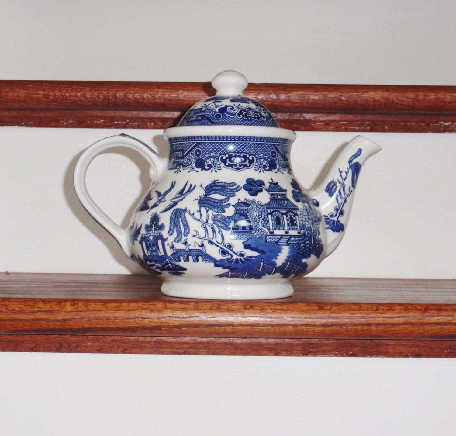 CHURCHILL ENGLAND STAFFORDSHIRE Tea Pot Blue Willow China