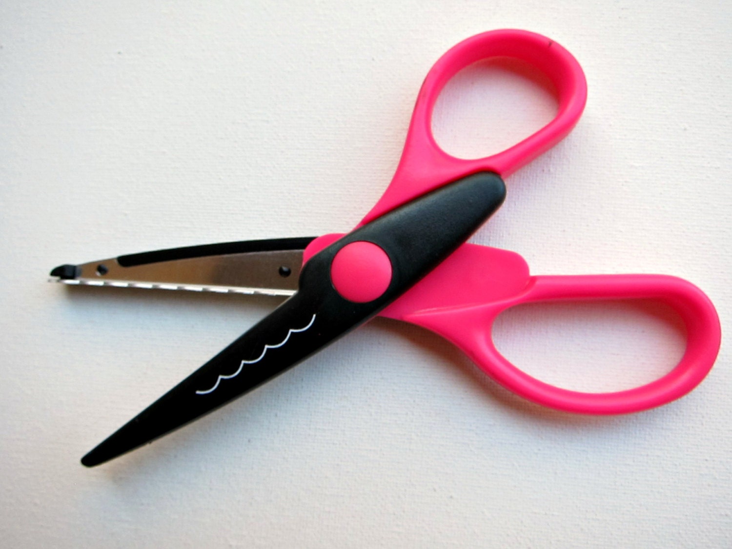 ON SALE 1pc DOILY Craft and Scrapbooking Decorative Scissors.