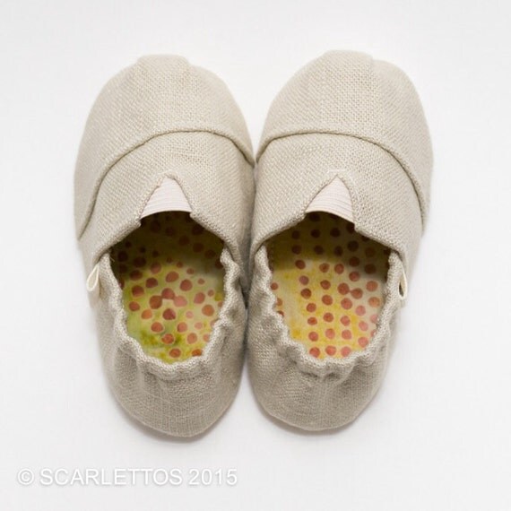 Handmade Tom Style Baby Crib Shoes in a Cement Linen by Scarlettos