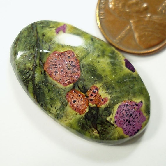 ATLANTISITE Stichtite in Serpentine oval cabochon by movingrock