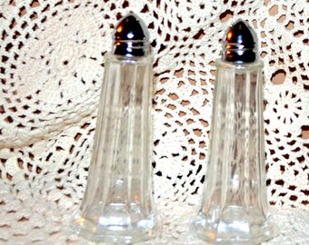 SALE - Vintage USA Eifel Tower Salt And Pepper Shaker Set