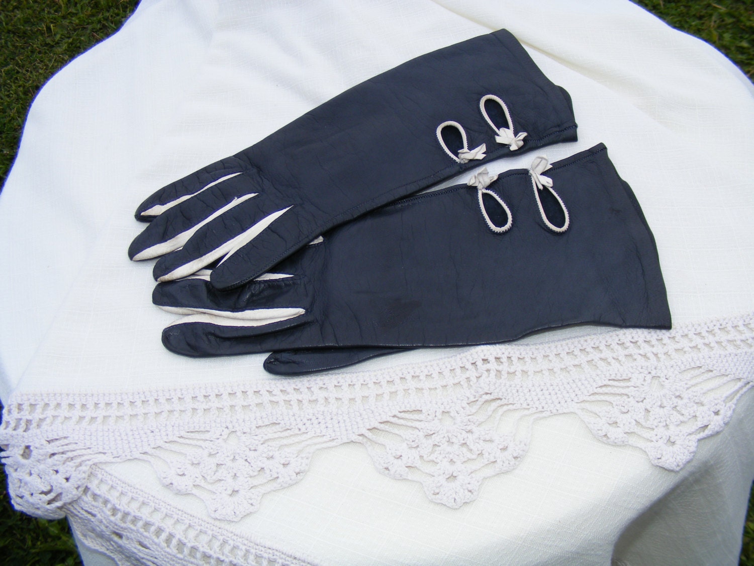 Size S, 1950’s midlength gloves, kid (leather), navy blue and white Haute Juice