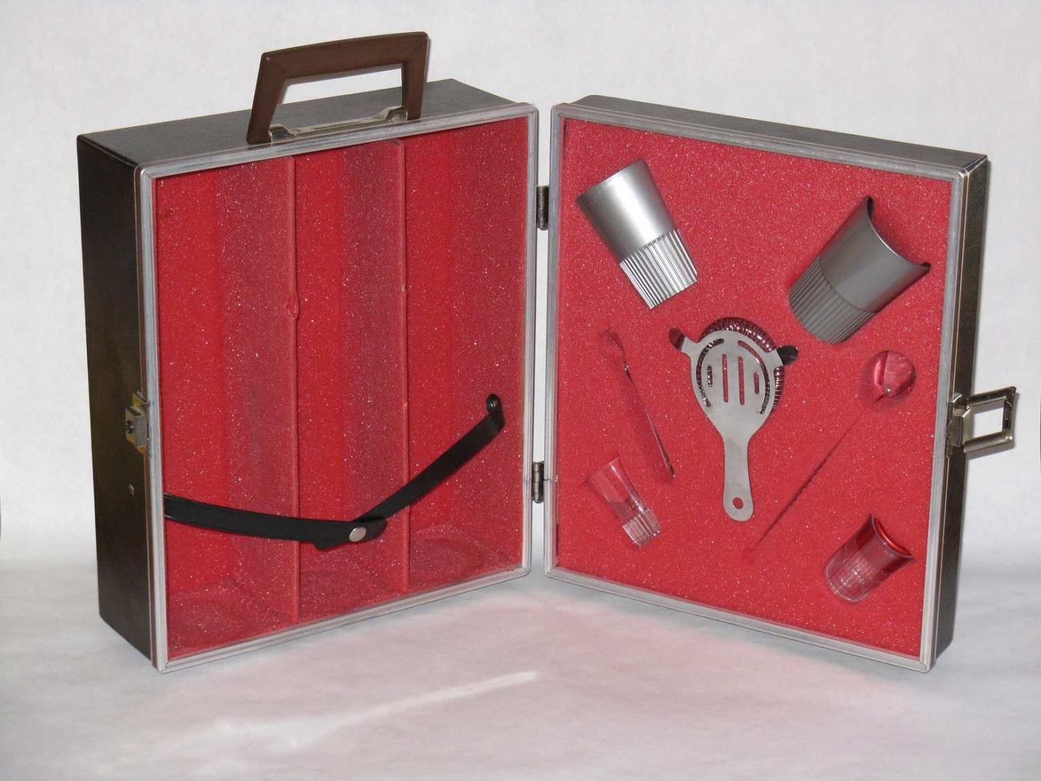 Vintage portable liquor case small serving vinyl