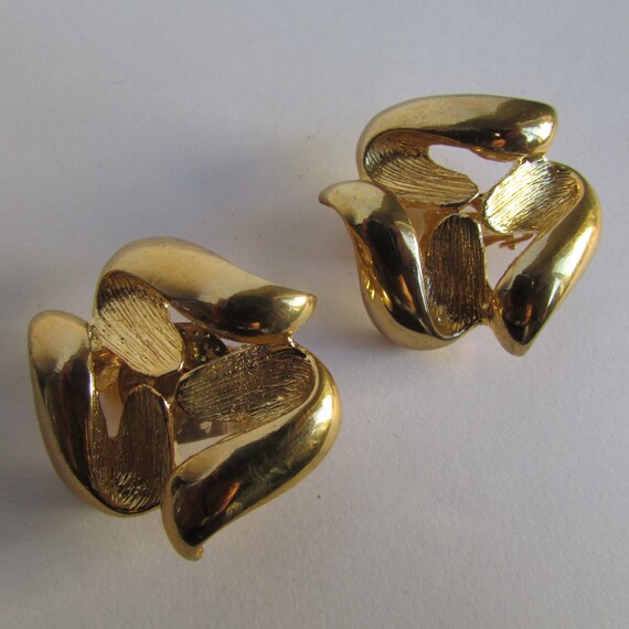Vintage earring Gold tone clip on stud earrings 90s by CRUZVINTAGE