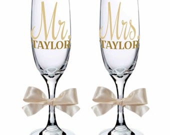 Set of 2 Mr. & Mrs. Personalized Champagne Flute Glasses, Bride Gift, Groom Gift, Wedding Couple Gift
