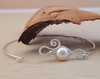Pea Pod Bracelet - Bridesmaid Bracelet Gift - One Peas in A Pod Clasp Bangle - Bridesmaid Jewelry Thank You