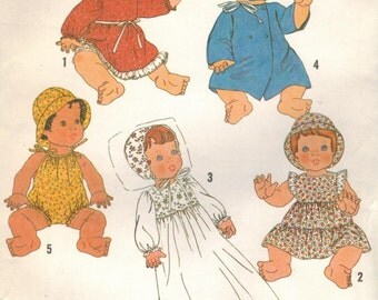 1970s Simplicity 8817 UNCUT Vintage Sewing Pattern Baby Doll Wardrobe Size Small