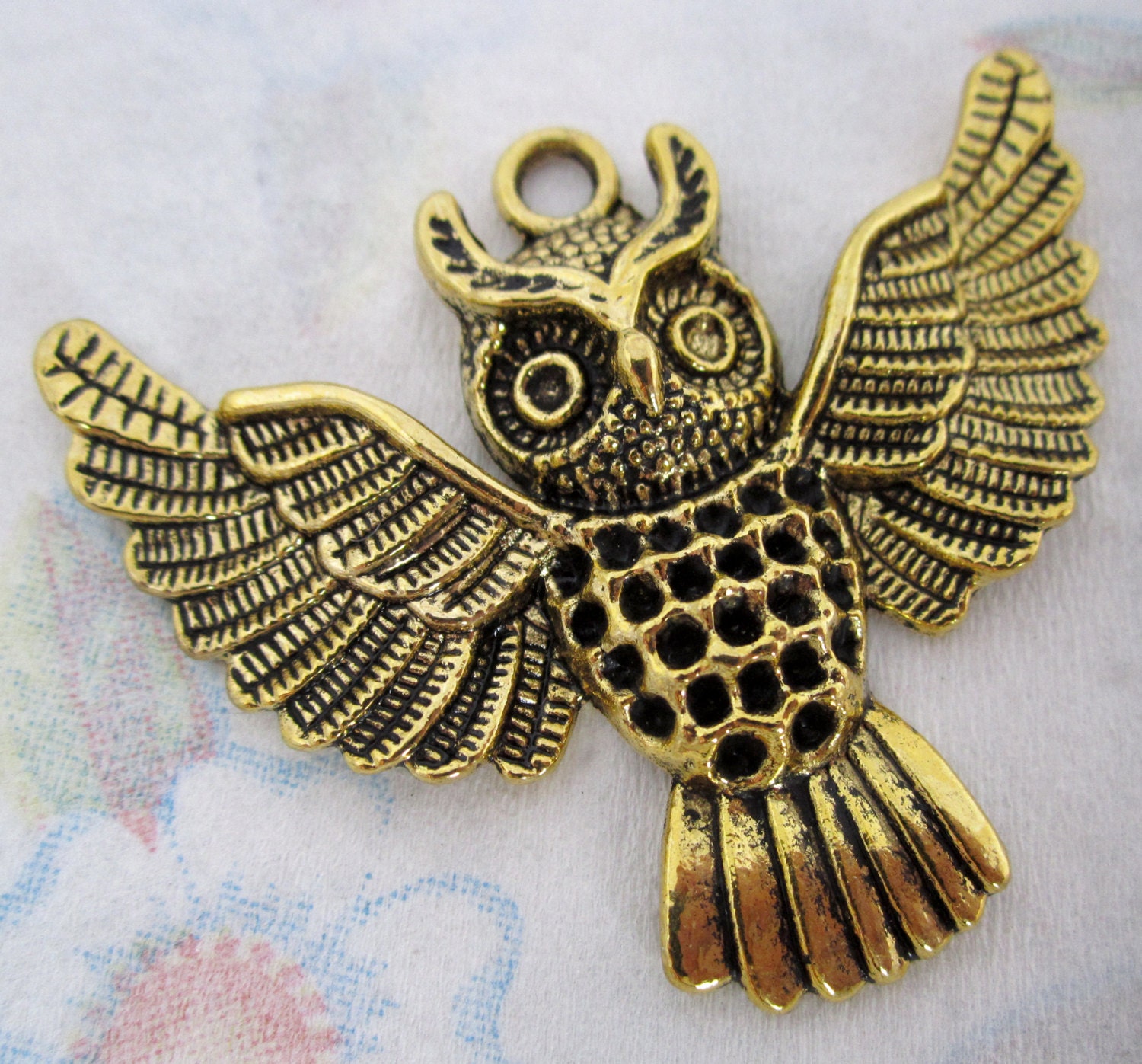 gold tone casted owl charm w rhinestones settings 49x39mm