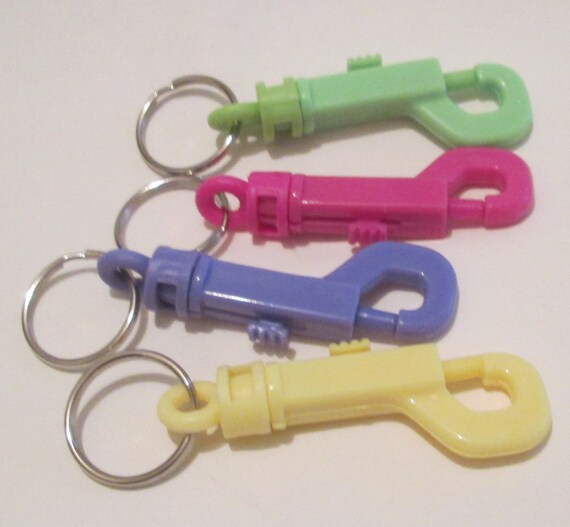 4 assorted colors plastic key ring with retractable hook