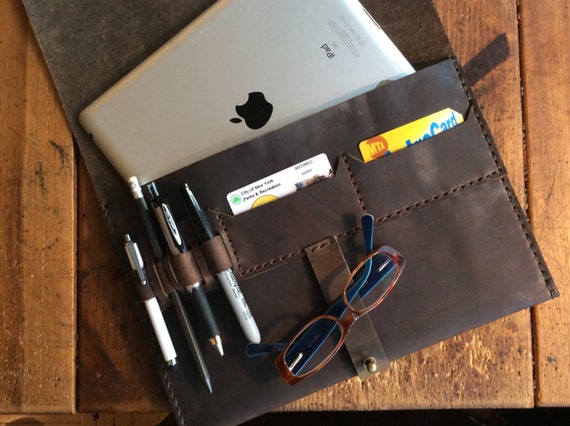 Trường hợp Handmade iPad - nâu da hợp với khe cắm thẻ túi điện thoại và bút iPad vòng đóng đinh