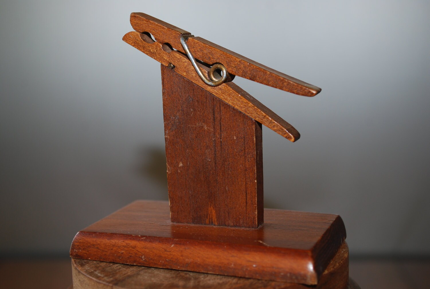 vintage wooden clothes pin card holder message/ recipe/ note