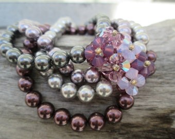 Bracelet élastique fait de perles et de cristaux Swarovski véritable, dans les tons de mauve et gris