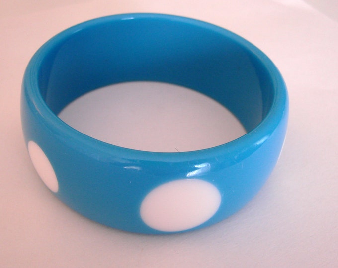 Chunky Blue Polka Dot Lucite Bangle Bracelet / Blue / White / Modernist / Wide / Vintage Jewelry / Jewellery