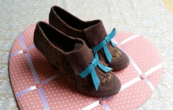 Exclusive retro shoes with fringe & bow