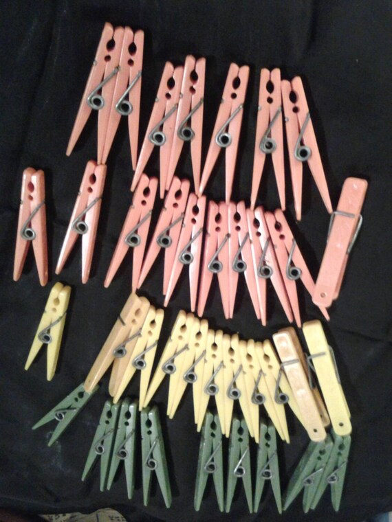 Lot of 40 vintage Penley plastic Clothes Pins. Made by Daytonarose