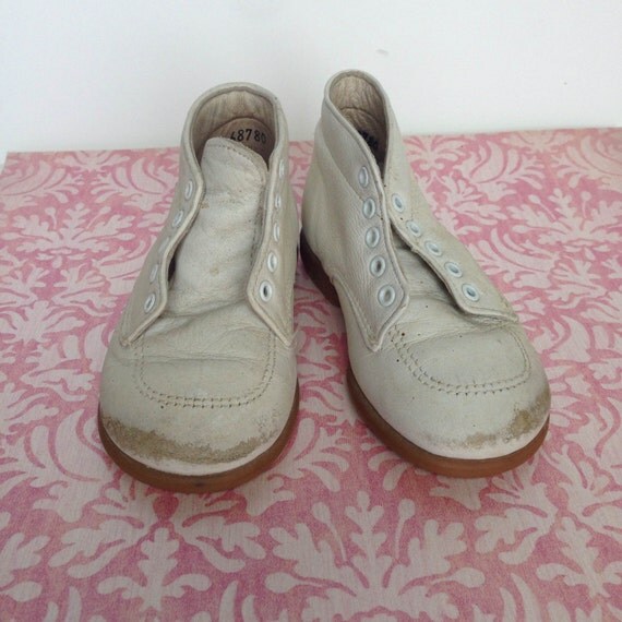 ... Hush Puppies Leather Baby Shoes Size 5, Vintage Baby Shoes, White baby