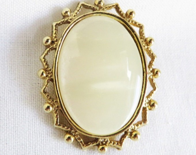 Vintage Cream Moonstone Oval Gold Tone Brooch