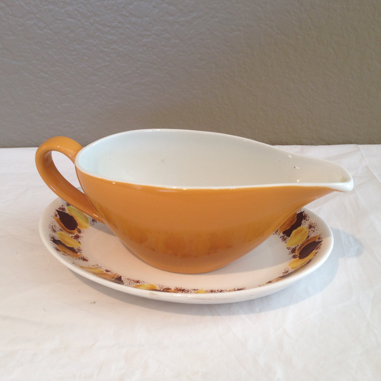 Johnson Brothers Gravy Boat with Saucer Snow White 2 F RARE TO FIND!! England Haute Juice