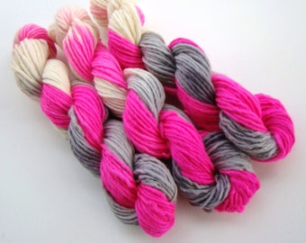 Classic Wool Roving, Hand Dyed Wool Roving, Bulky Dyed Yarn, Fuchsia Grey Roving, Pink Bulky Wool, Pink Dyed Yarn, Hand Dyed Pencil Roving