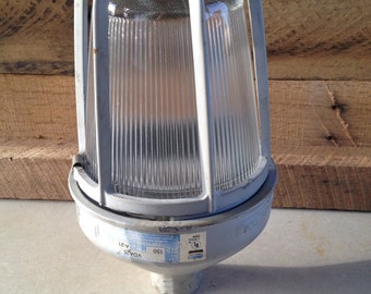 Crouse-hinds vapor proof light