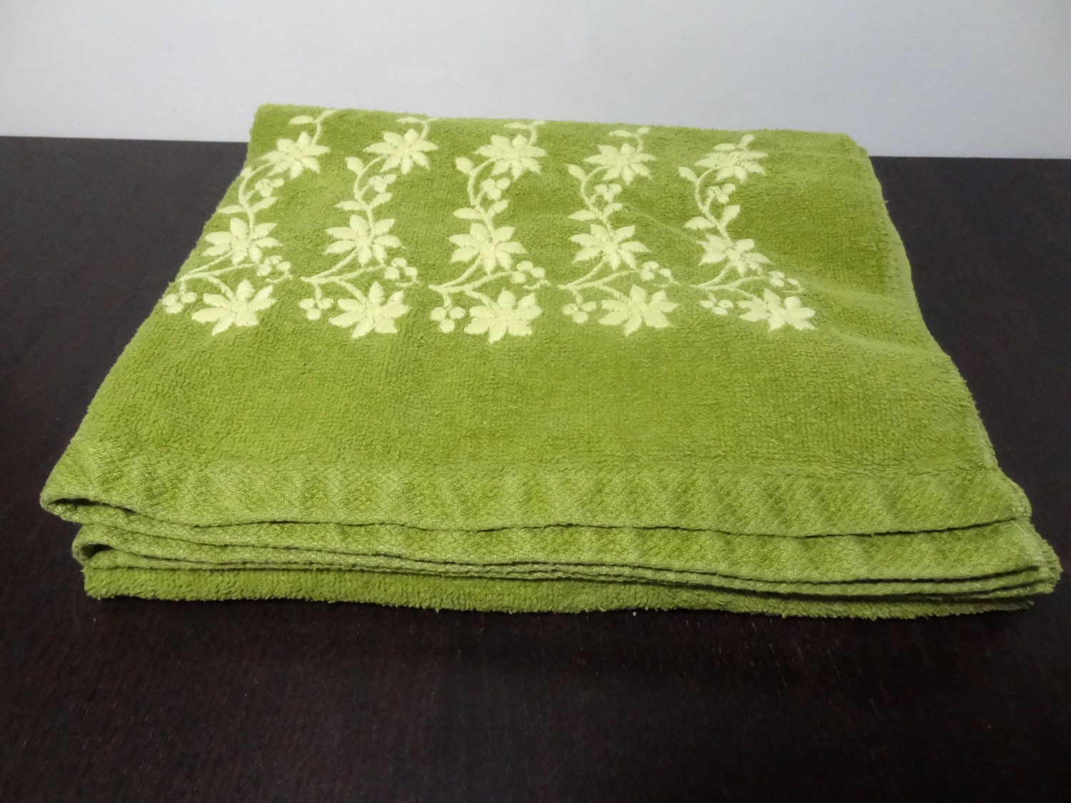 Vintage Retro Dundee Bath Towel Avocado by DaysLongGoneSalvage