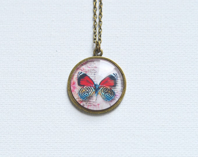 BUTTERFLY KISSES Round pendant metal brass with the image of butterfly under glass // Retro, Vintage, Shabby Chic