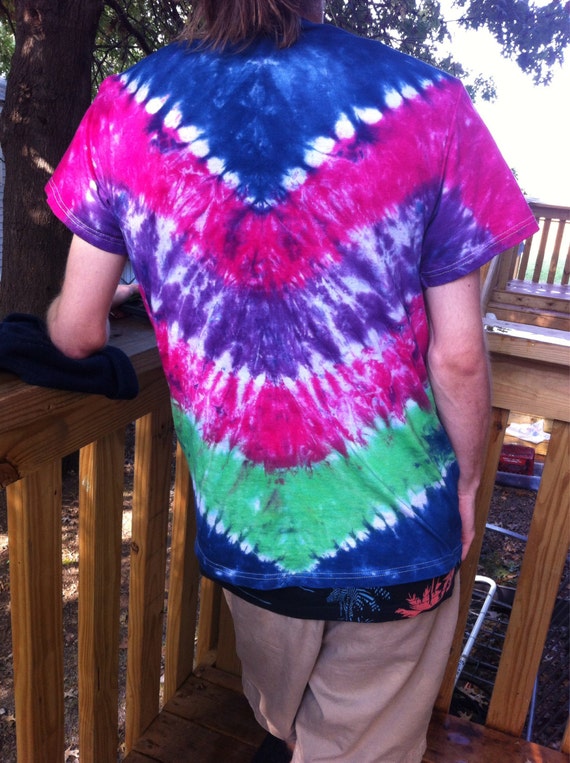 V-shaped tie dye by 13vibes on Etsy