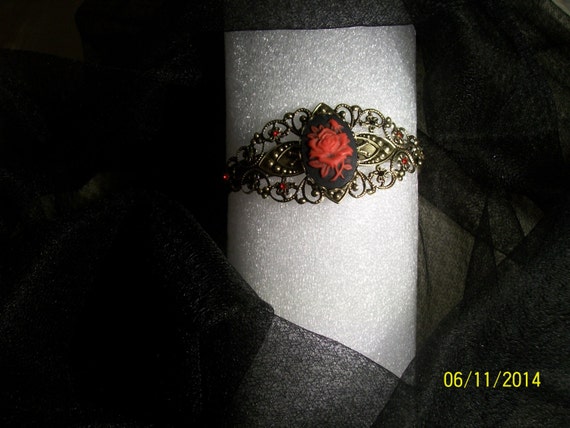 Former (Old) Victorian bracelet, decorated with paste, with big cameo representing one pink, metal chiselled color tans(sunbathes) by Fee2mains steampunk buy now online
