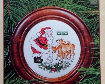 Cross Stitch Pattern | Stoney Creek Collection | 1989 SANTA CHRISTMAS PLATE | Counted Cross Stitch Pattern | Chart